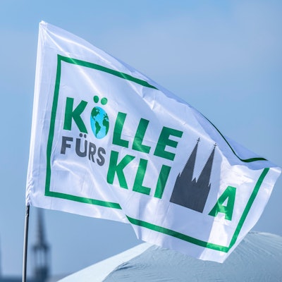 03.03.2023, Köln: Kölle fürs Klima steht auf einer Fahne der Demonstranten. Abschlusskundgebung der Organisation Fridays for Future (Globaler Klimastreik) und Verdi nach einer Demonstration zu Klima- und Verkehrswende. Foto: Uwe Weiser