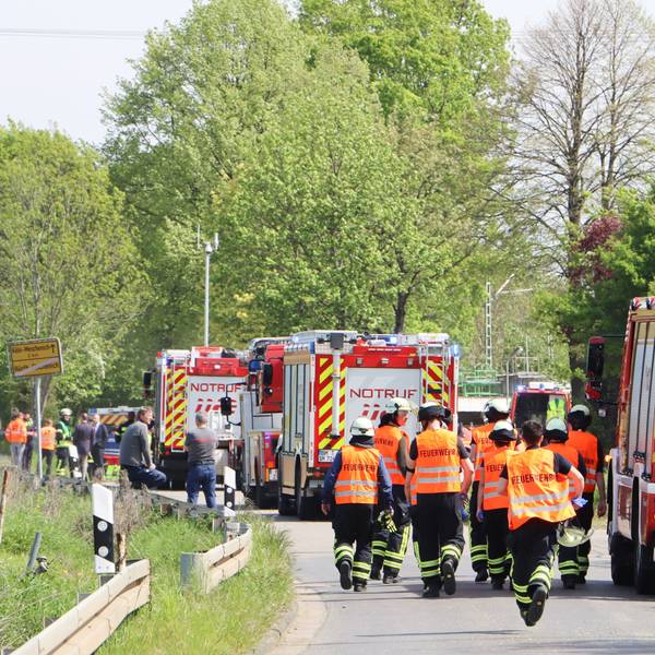 Ein Großaufgebot von Rettungskräften ist nach einem schweren Zugunfall in Hürth im Einsatz.