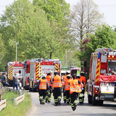 Ein Großaufgebot von Rettungskräften ist nach einem schweren Zugunfall in Hürth im Einsatz.