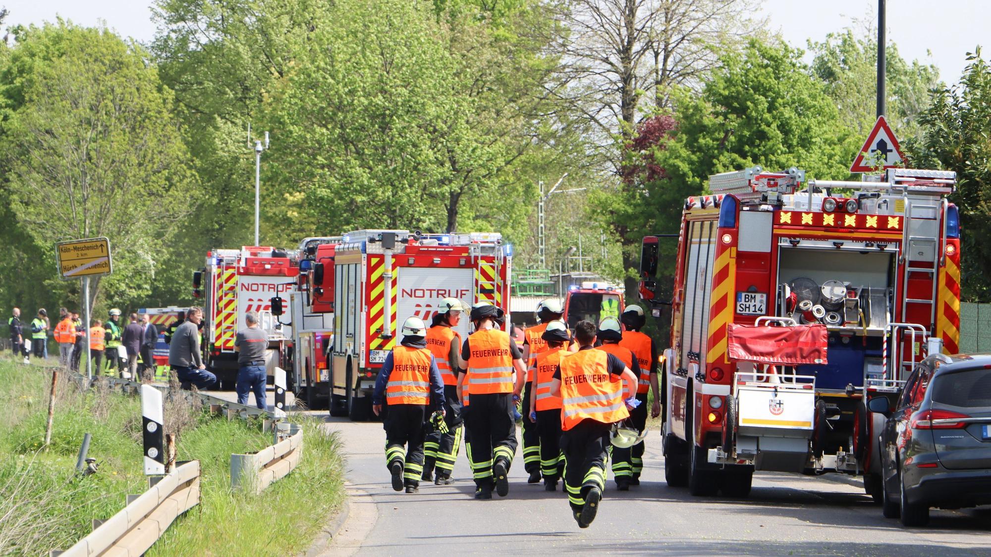 Zugunglück in Hürth: Zahlreiche Feuerwehrleute, Sanitäter und weitere Einsatzkräfte waren an der Unfallstelle.