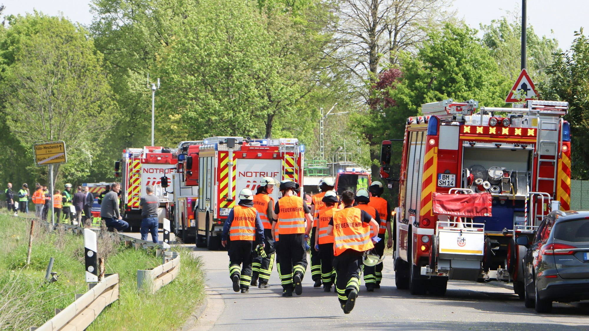 Zugunglück in Hürth: Zahlreiche Feuerwehrleute, Sanitäter und weitere Einsatzkräfte waren an der Unfallstelle.