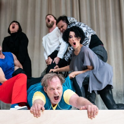 Ode
von Thomas Melle
Regie: Rafael Sanchez
 
Regie: Rafael Sanchez
Bühne: Thomas Dreißigacker
Kostüm: Maria Roers
Musik: Cornelius Borgolte
Video: Nazgol Emami
Licht: Michael Frank
Dramaturgie: Sibylle Dudek
 
Foto: Krafft Angerer