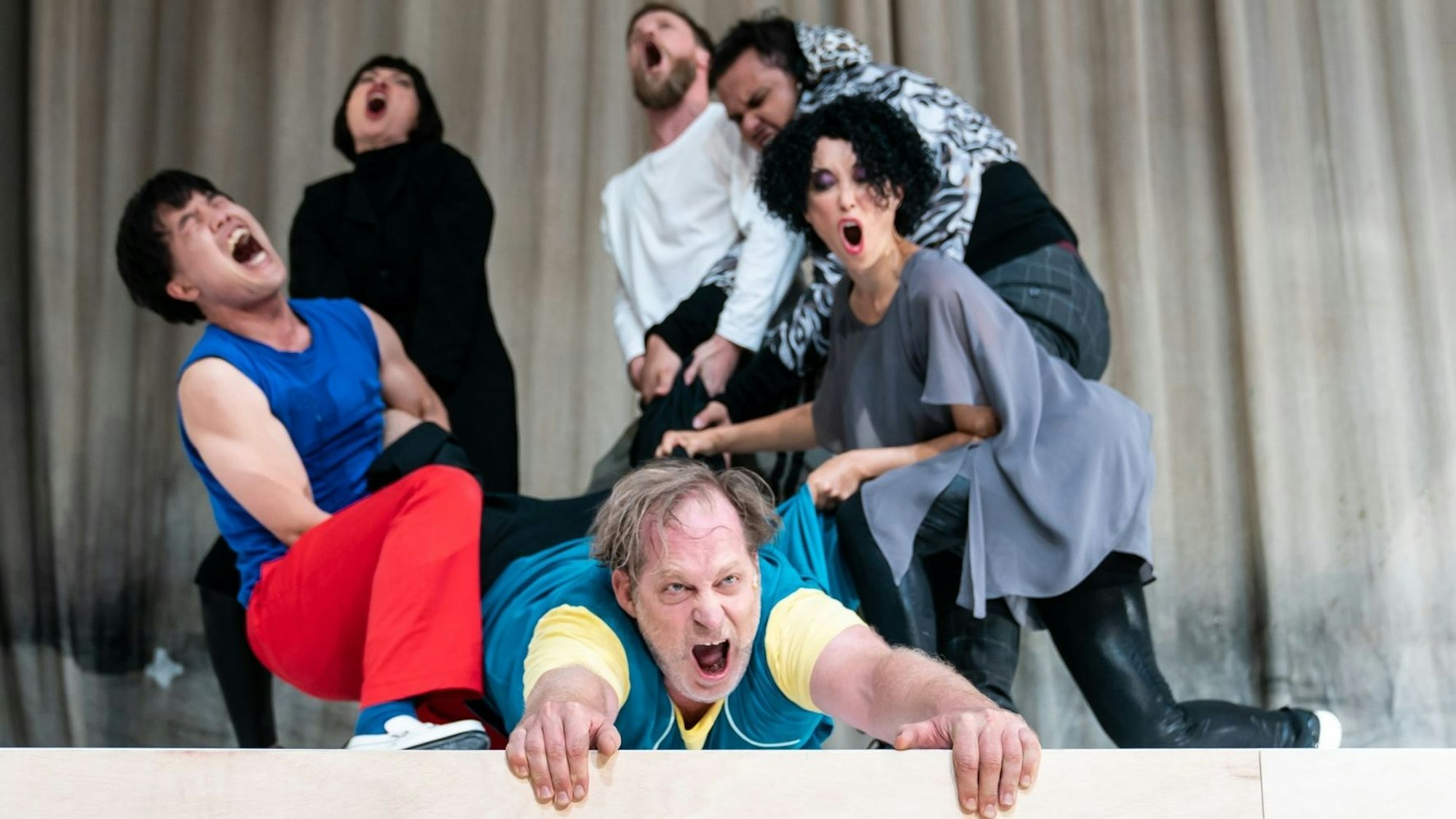 Ode
von Thomas Melle
Regie: Rafael Sanchez
Regie: Rafael Sanchez
Bühne: Thomas Dreißigacker
Kostüm: Maria Roers
Musik: Cornelius Borgolte
Video: Nazgol Emami
Licht: Michael Frank
Dramaturgie: Sibylle Dudek
Foto: Krafft Angerer