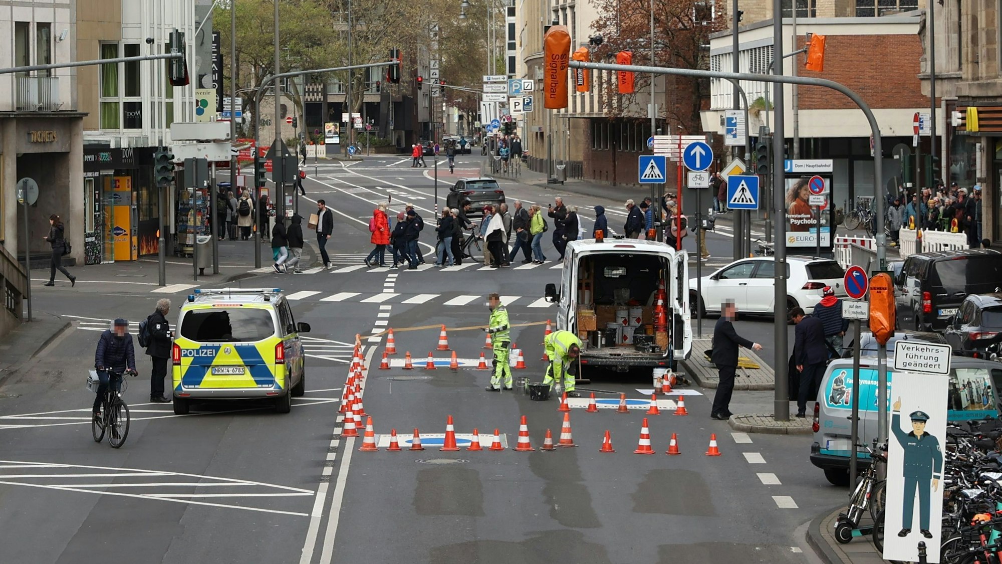 Auf die Umwandlung der Trankgasse in eine Fahrradstraße weisen neu angebrachte Radwegmarkierungen, Schilder und verhängte Verkehrsampeln hin.