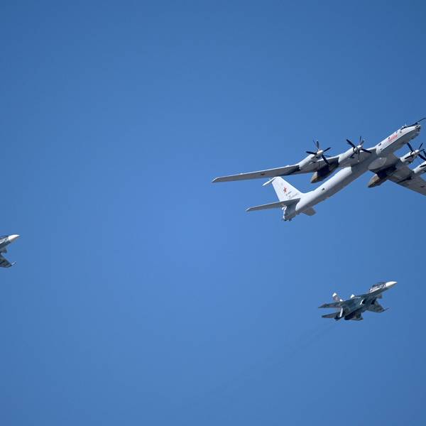 Ein russisches Militärflugzeug vom Typ Tupolew Tu-142 fliegt am Himmel gemeinsam mit einer Sukhoi Su-30SM. (Symbolbild)