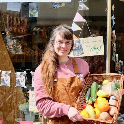 Klaski mit einem geflochtenen Korb mit Gemüse