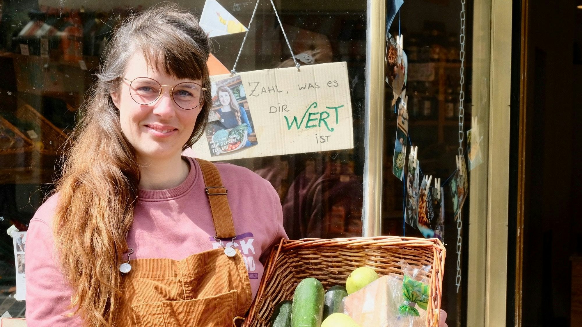 Klaski mit einem geflochtenen Korb mit Gemüse