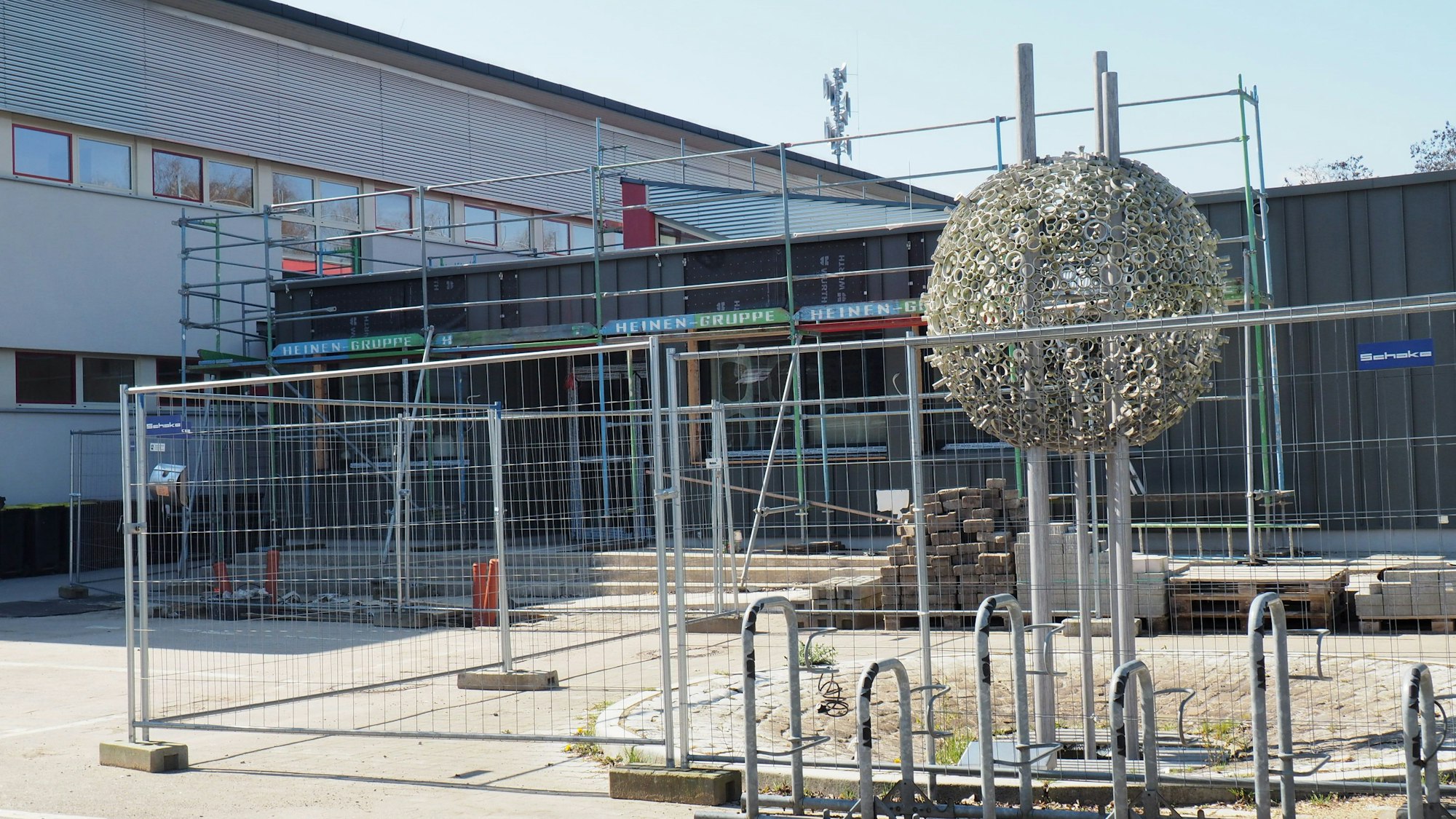 Es sind die Arbeiten an der Horionschule zu sehen.