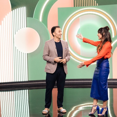 Carolin Kebekus begrüßt Fatih Çevikkollu in der neuen Ausgabe der „Carolin Kebekus Show“.