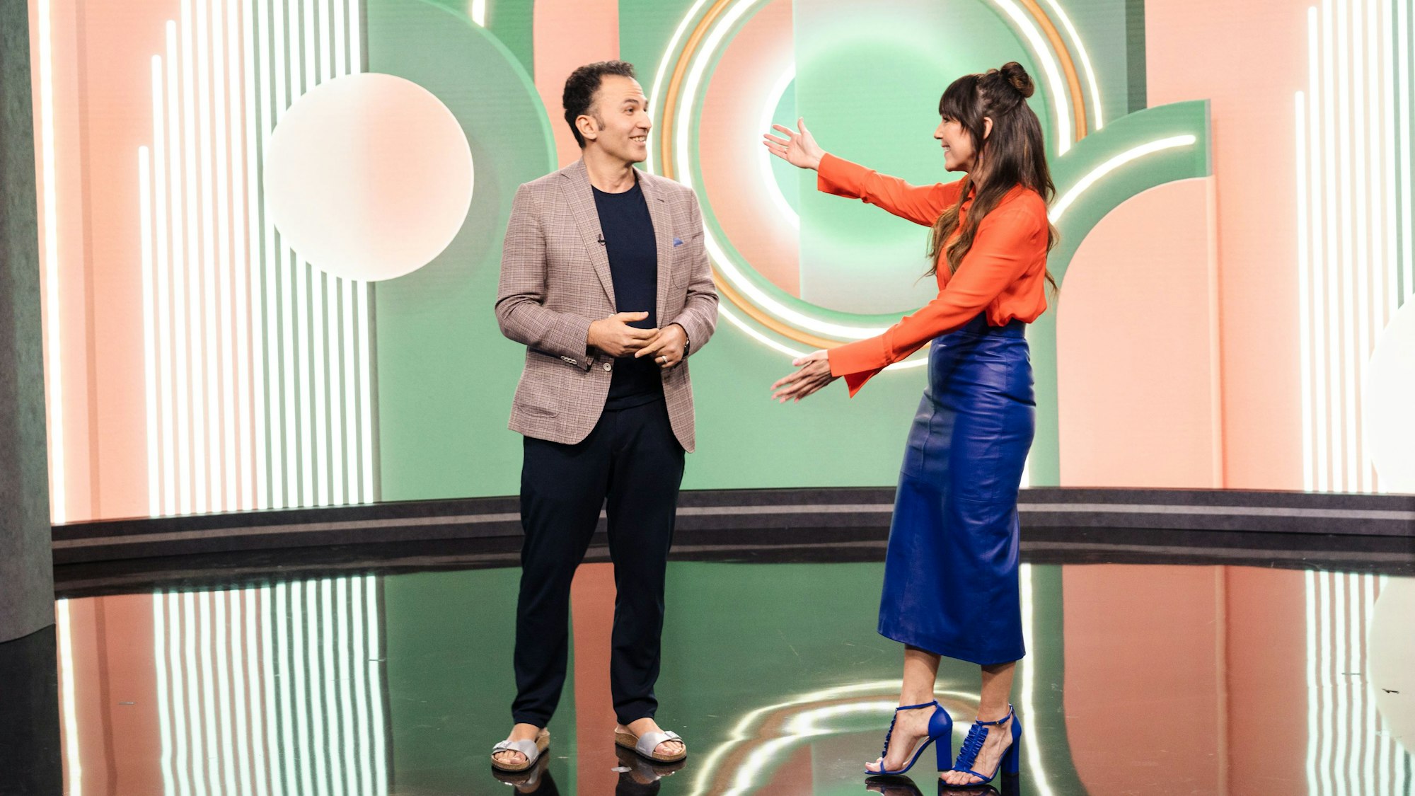 Carolin Kebekus begrüßt Fatih Çevikkollu in der neuen Ausgabe der „Carolin Kebekus Show“.