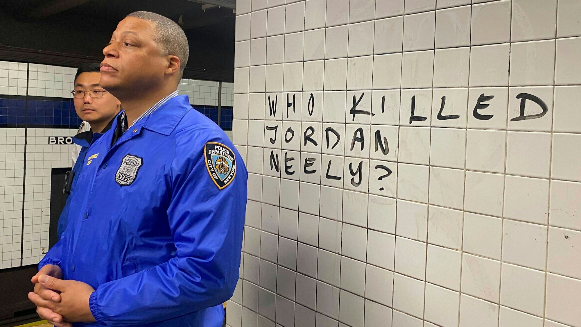 Polizei-Beamte beobachten Proteste in der New Yorker U-Bahn nach dem Tod von Jordan Neely.