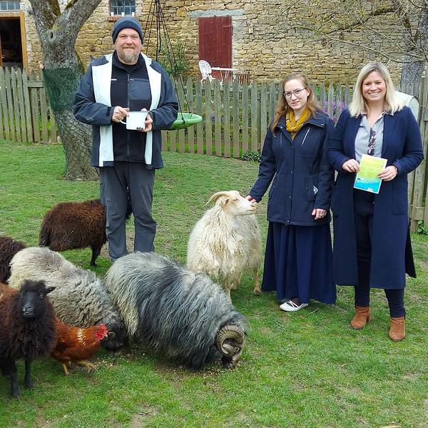Es sind Bürgermeisterin Jennifer Meuren (rechts), Mitarbeiterin Michelle Karschat und Pädagoge Arnim Pietralla in Dollendorf zu sehen.
