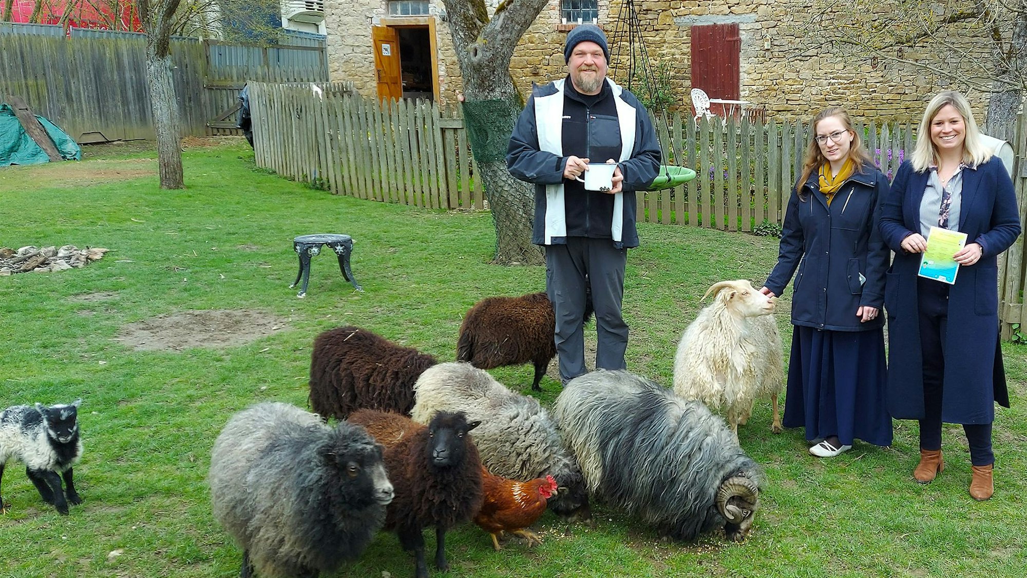 Es sind Bürgermeisterin Jennifer Meuren (rechts), Mitarbeiterin Michelle Karschat und Pädagoge Arnim Pietralla in Dollendorf zu sehen.