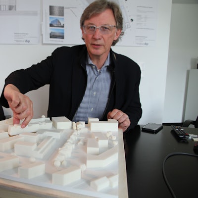 Es ist der Stadtbetriebe-Vorstand André Kuchheuser mit eine Modell zum Plan zu sehen.