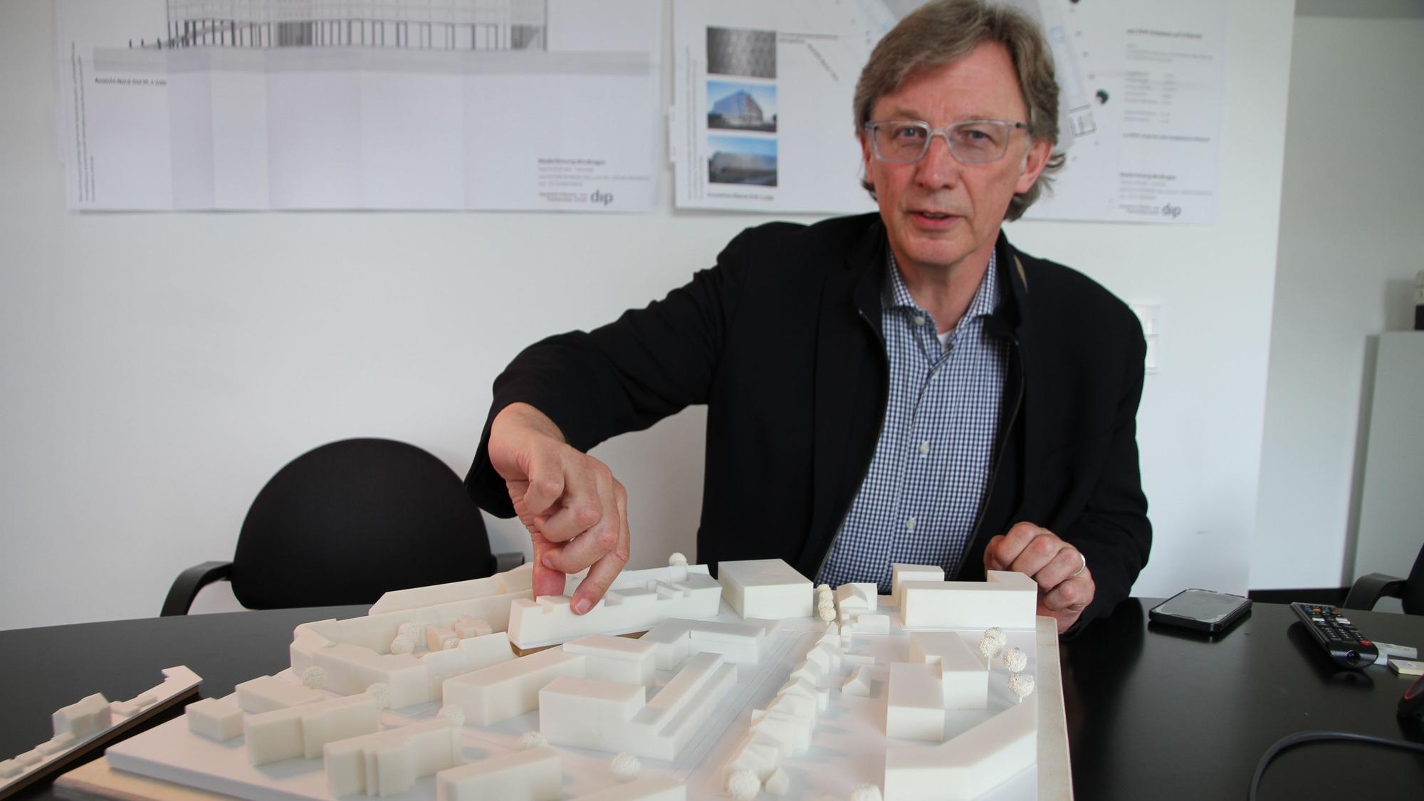 Es ist der Stadtbetriebe-Vorstand André Kuchheuser mit eine Modell zum Plan zu sehen.
