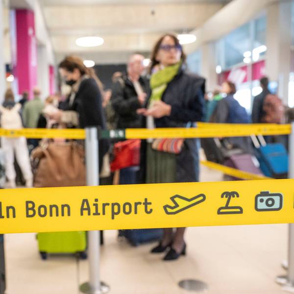 Am Flughafen checken viele Reisende zu ihrem Flug in den Urlaub ein. Zu Beginn der Osterferien ist am Köln-Bonn-Airport viel los. Foto: Uwe Weiser