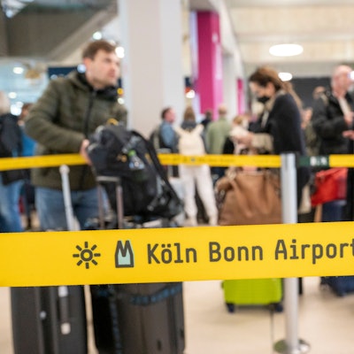 Am Flughafen checken viele Reisende zu ihrem Flug in den Urlaub ein. Zu Beginn der Osterferien ist am Köln-Bonn-Airport viel los. Foto: Uwe Weiser