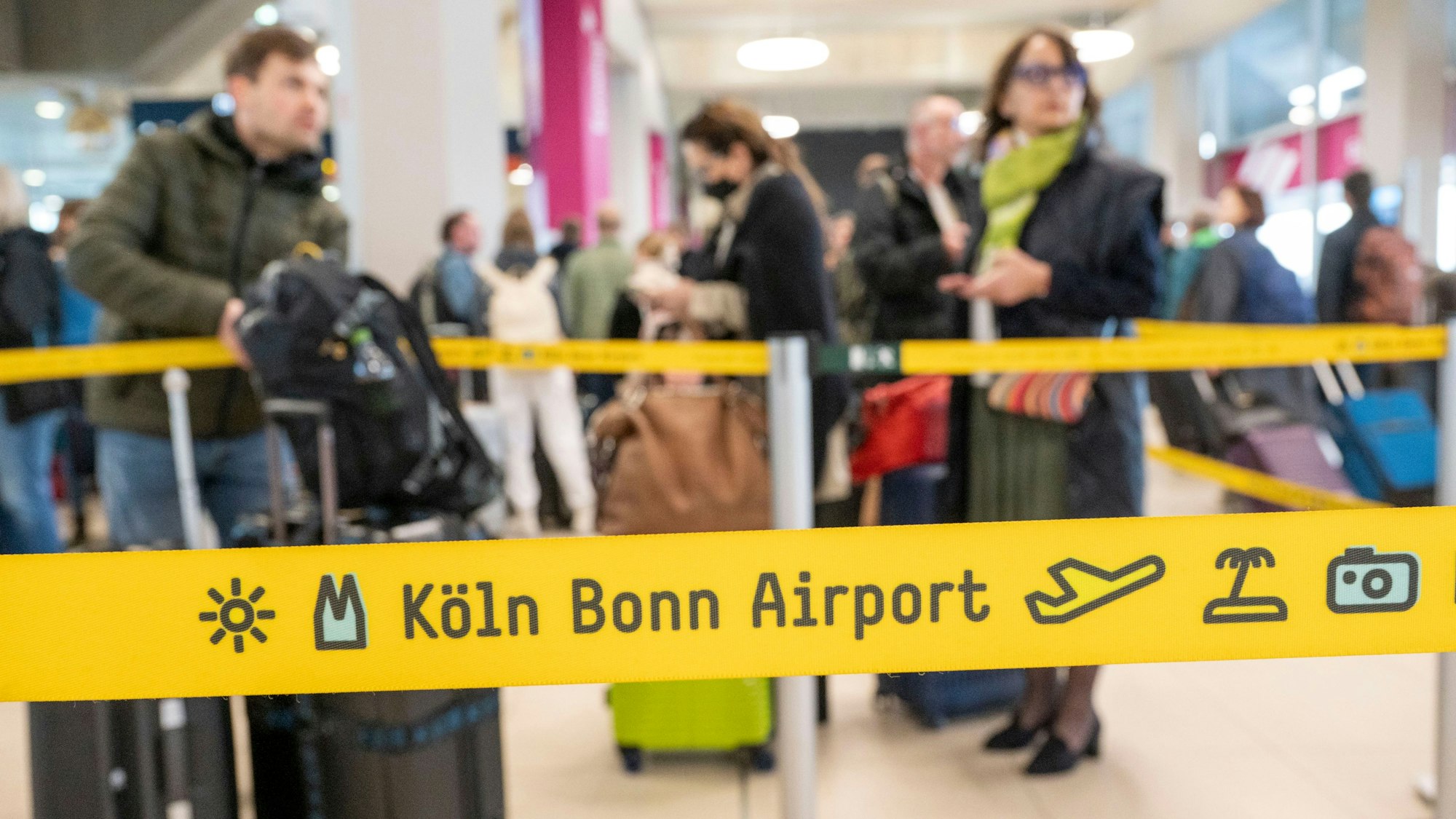 Am Flughafen checken viele Reisende zu ihrem Flug in den Urlaub ein. Zu Beginn der Osterferien ist am Köln-Bonn-Airport viel los. Foto: Uwe Weiser
