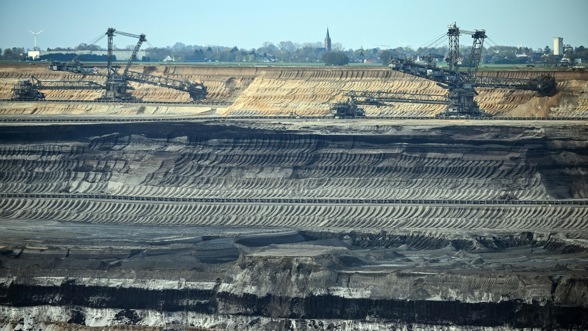 Bergbaumaschinen arbeiten im Braunkohletagebau Garzweiler.
