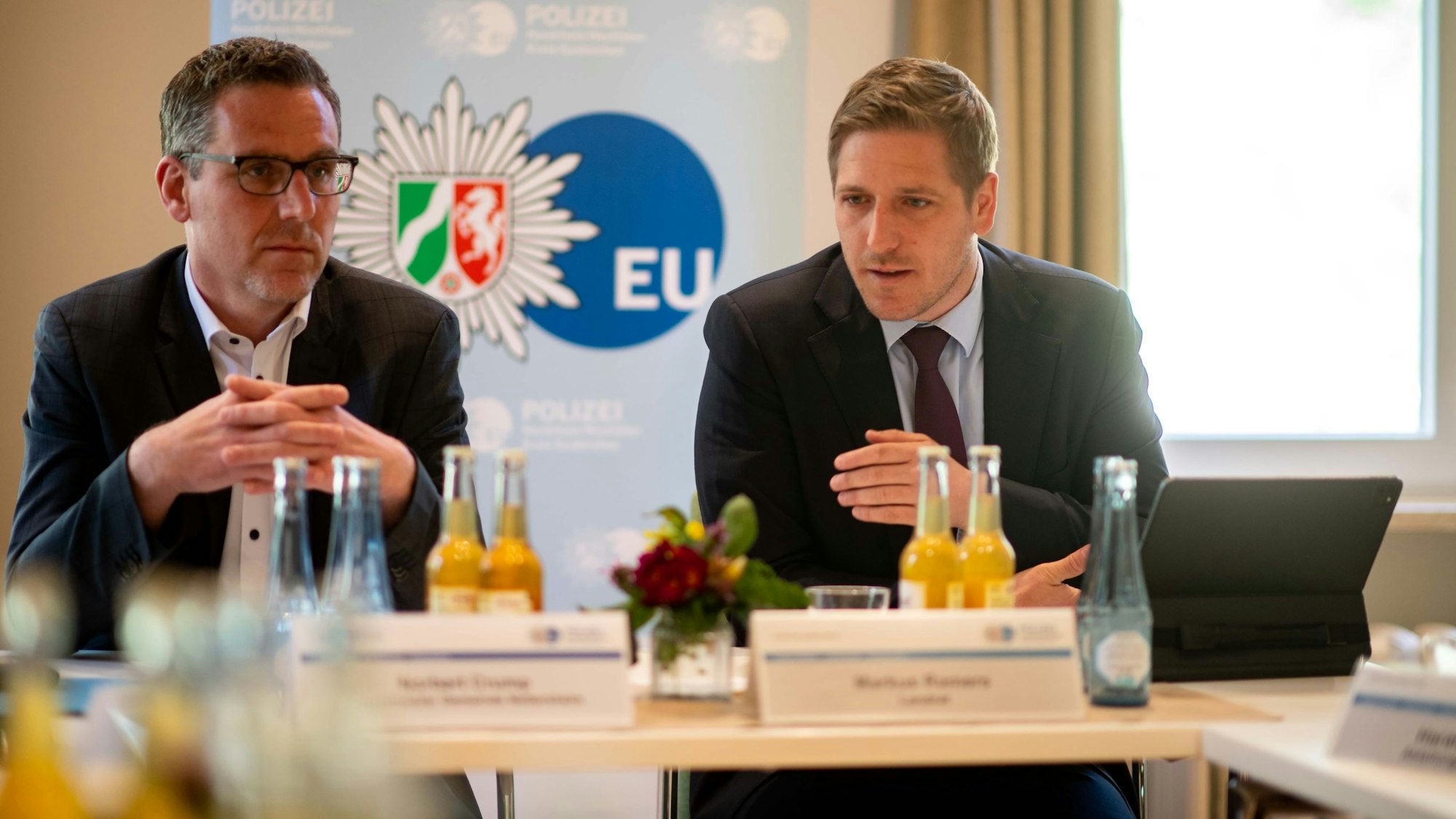 Zur Sicherheit in Marmagen äußerten sich Nettersheims Bürgermeister Norbert Crump (l.) und Landrat Markus Ramers.