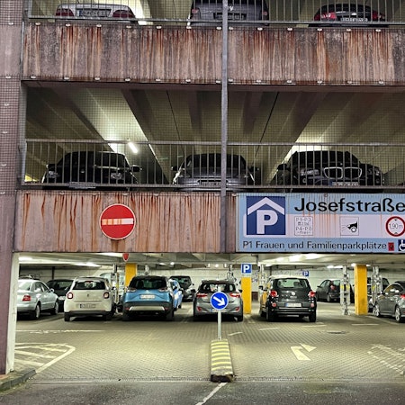 Es ist das Parkhaus Josefstraß zu sehen.