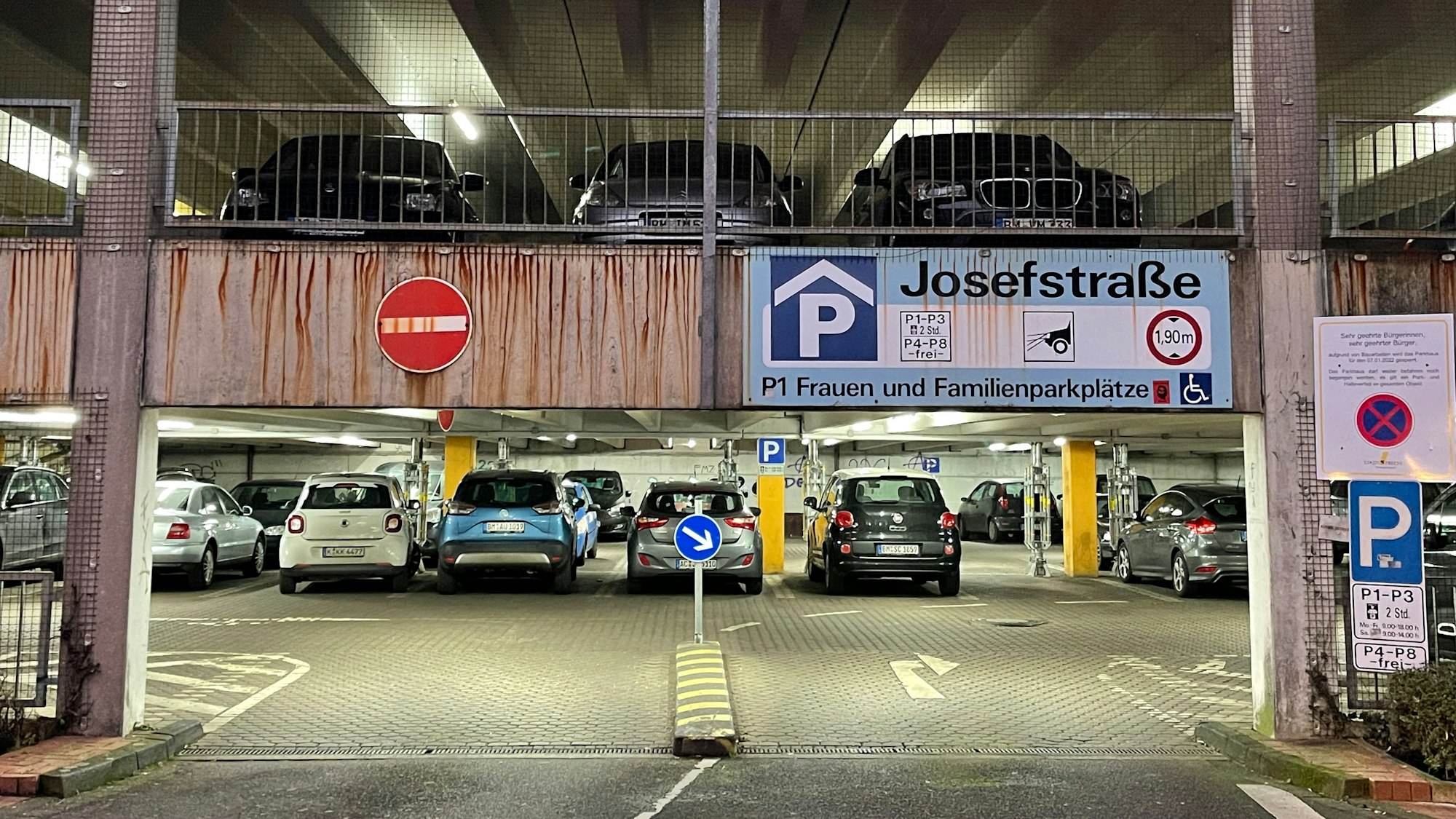 Es ist das Parkhaus Josefstraß zu sehen.