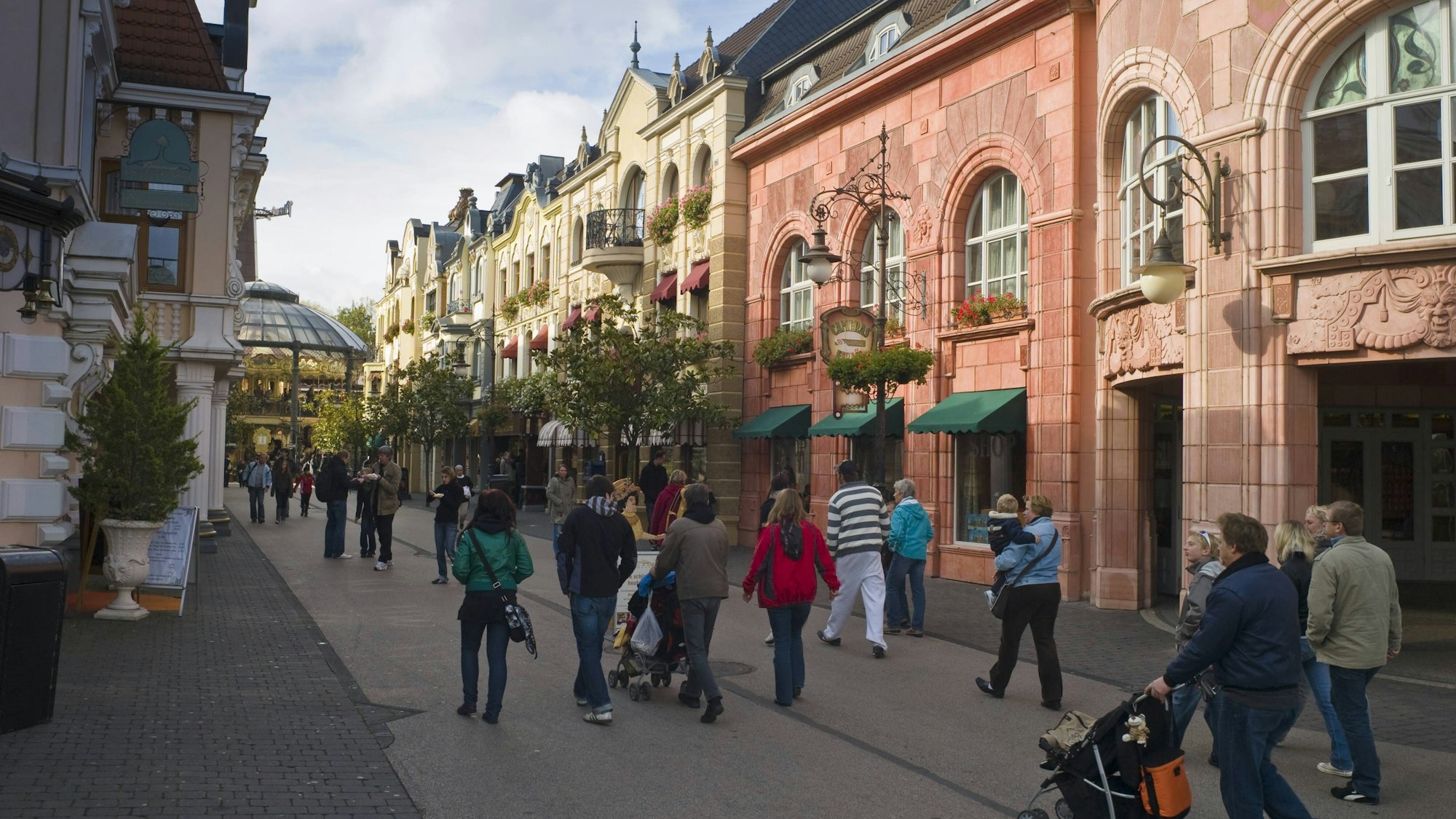 Kulissenstadt: Fassaden im Themenbereich Alt-Berlin im Phantasialand in Brühl.