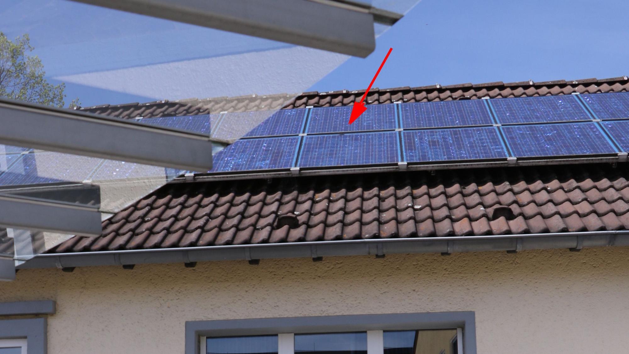 Das Foto zeigt die Photovoltaikanlage der Gemeinschaftsgrundschule Grefrath. Ein roter Pfeil markiert die Stelle, an der es gequalmt hat.
