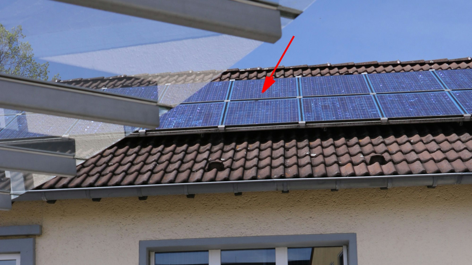 Das Foto zeigt die Photovoltaikanlage der Gemeinschaftsgrundschule Grefrath. Ein roter Pfeil markiert die Stelle, an der es gequalmt hat.