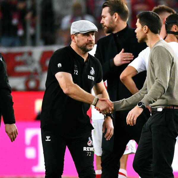 Xabi Alonso und Steffen Baumgart schütteln sich nach dem 1:2 im Mai die Hand.