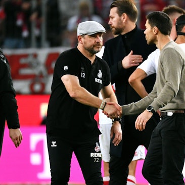 Xabi Alonso und Steffen Baumgart schütteln sich nach dem 1:2 im Mai die Hand.
