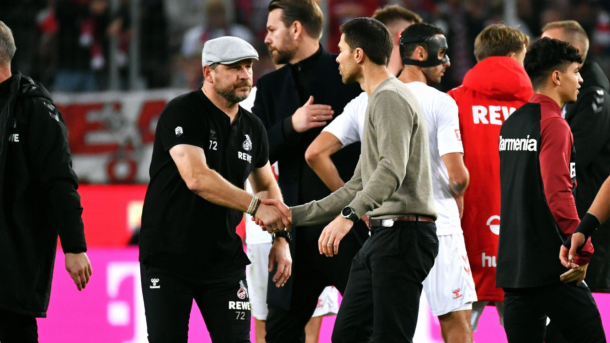 Xabi Alonso und Steffen Baumgart schütteln sich nach dem 1:2 im Mai die Hand.