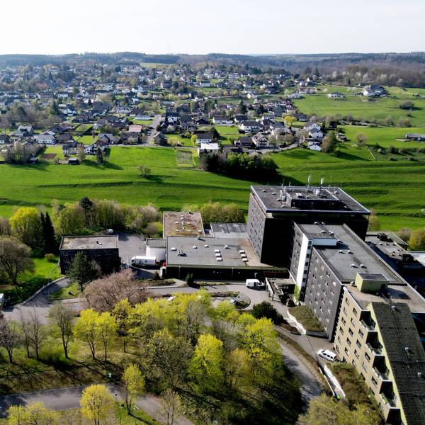 Das Luftbild zeigt die ehemalige Eifelhöhen-Klinik, im Hintergrund den Ort Marmagen.