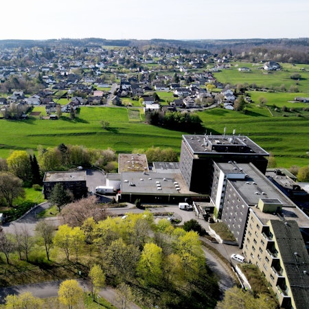 Das Luftbild zeigt die ehemalige Eifelhöhen-Klinik in Marmagen und ein Teil des Ortes.