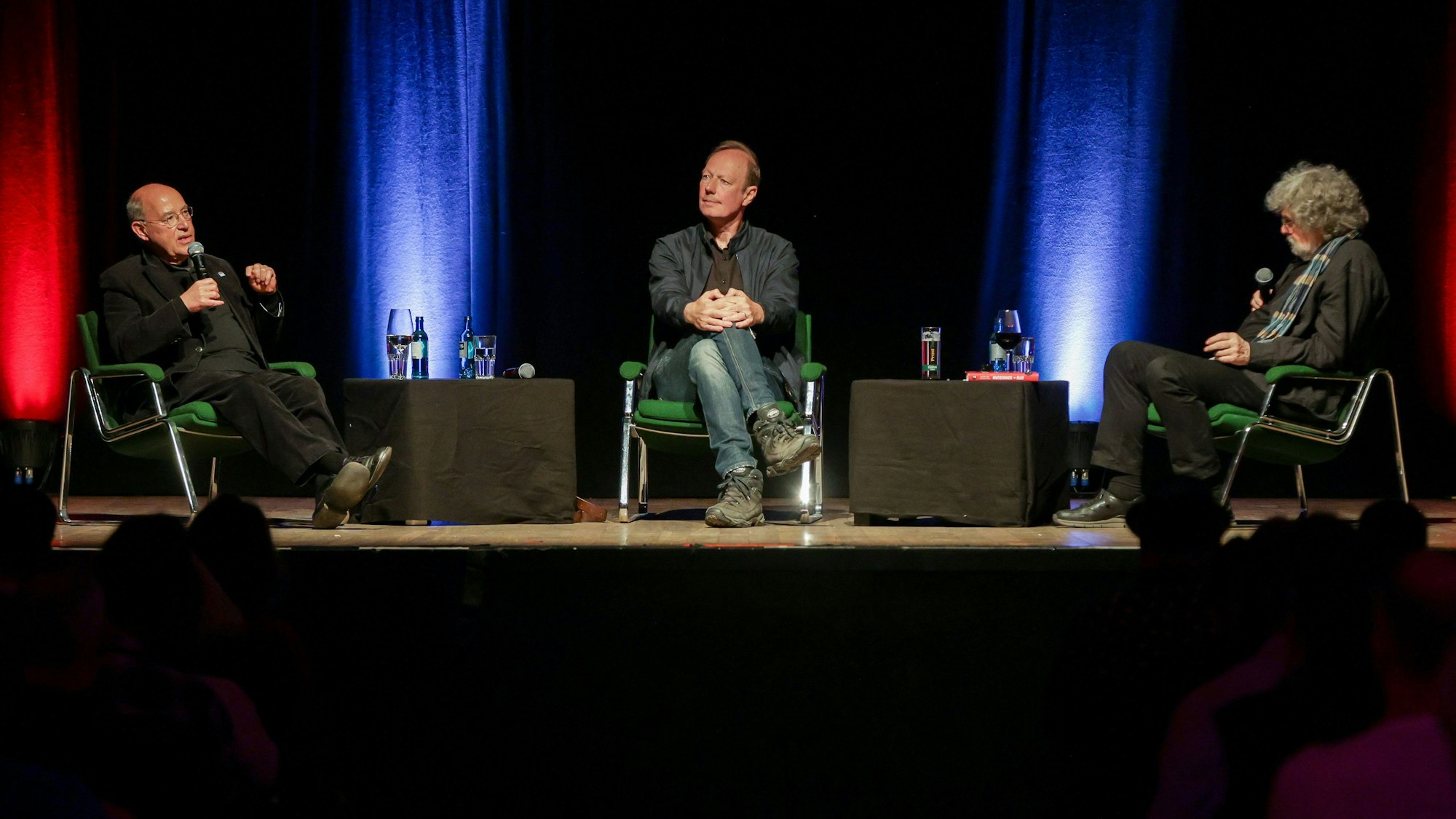 Die beiden auf Sesseln auf der Bühne mit Journalist Hans-Dieter Schütt als Moderator