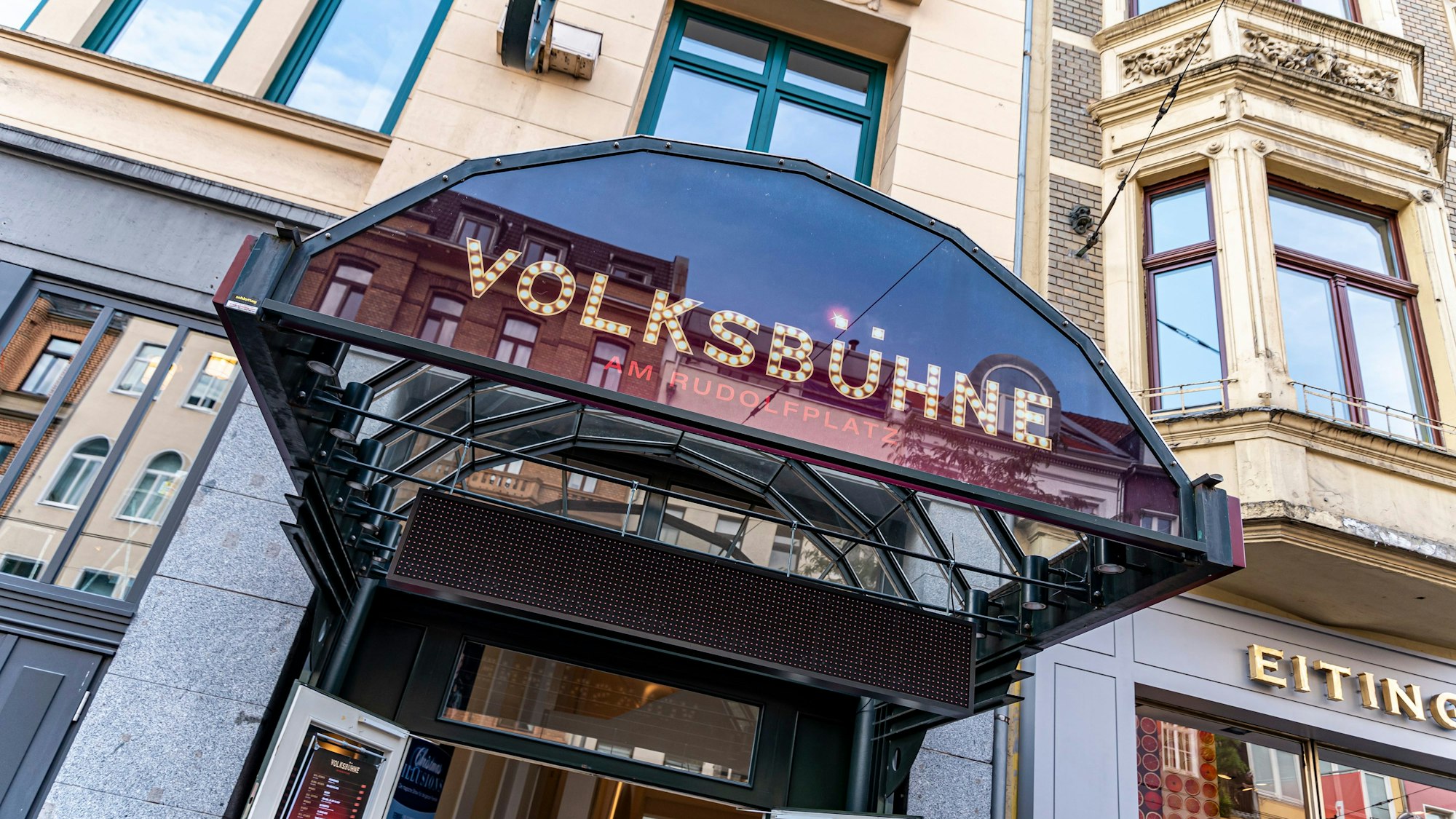 Die Volksbühne am Rudolfplatz von außen.