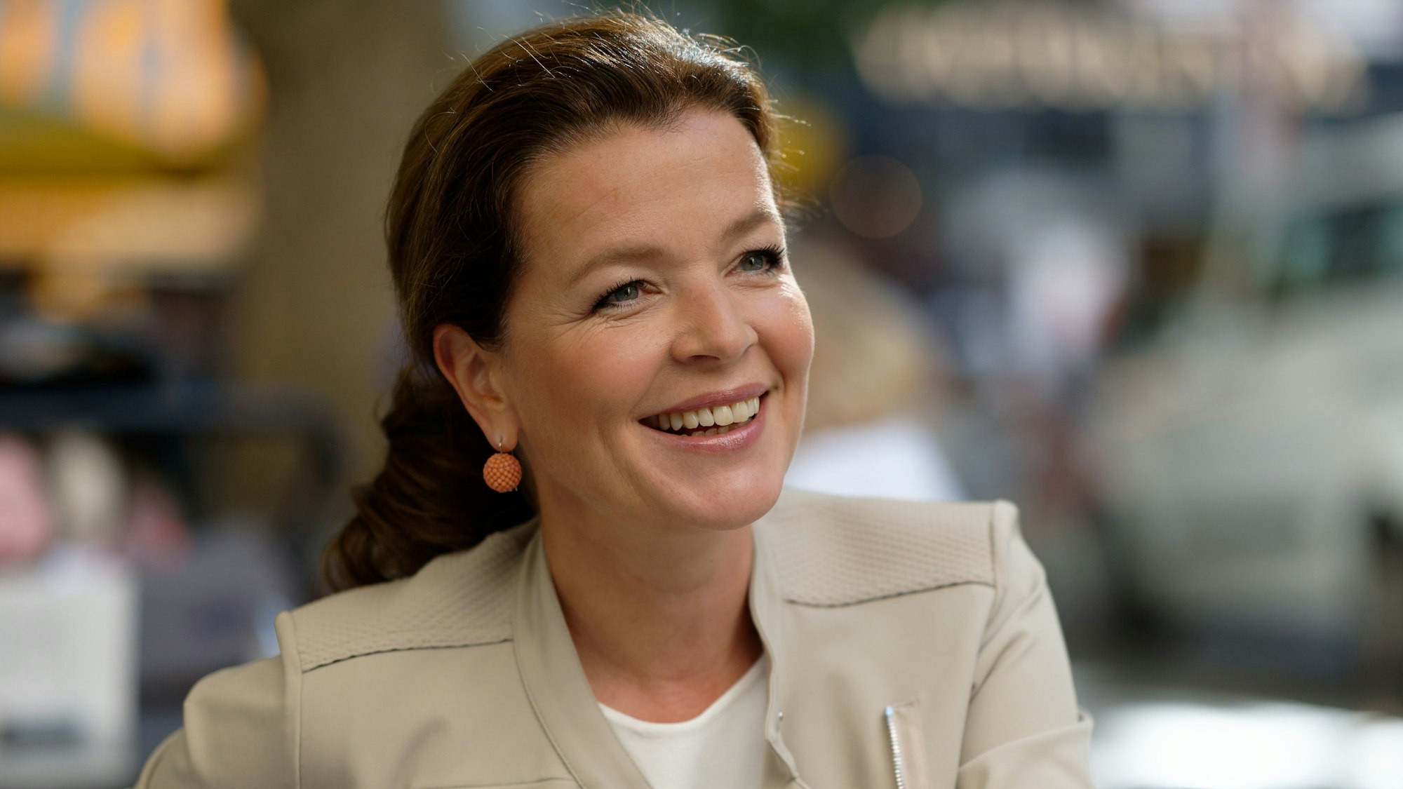 Die Journalistin und Königshaus-Expertin Julia Melchior sitzt in einem Café in der Kölner Innenstadt.