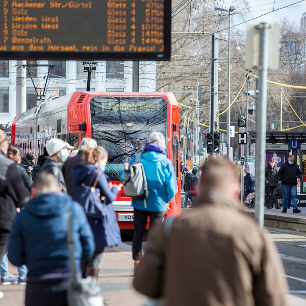 Das Bild zeigt die Haltestelle am Neumarkt.