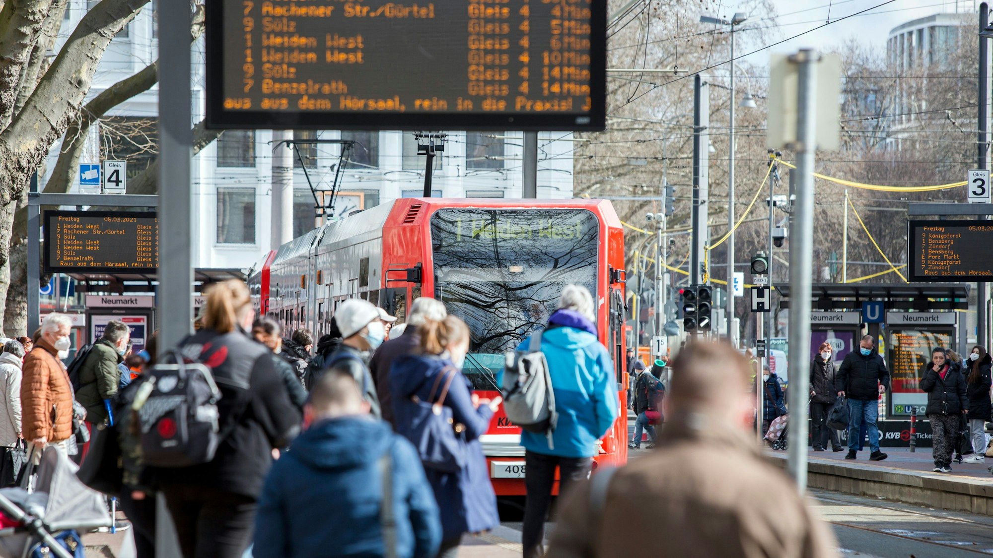 Das Bild zeigt die Haltestelle am Neumarkt.