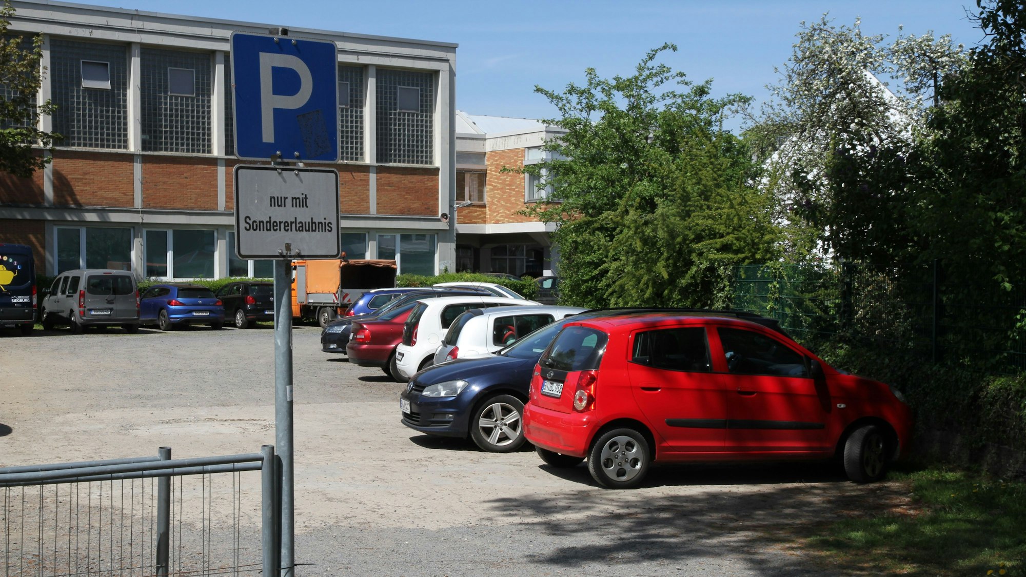 Es ist der Parkplatz auf dem alten Schulgelände zu sehen.