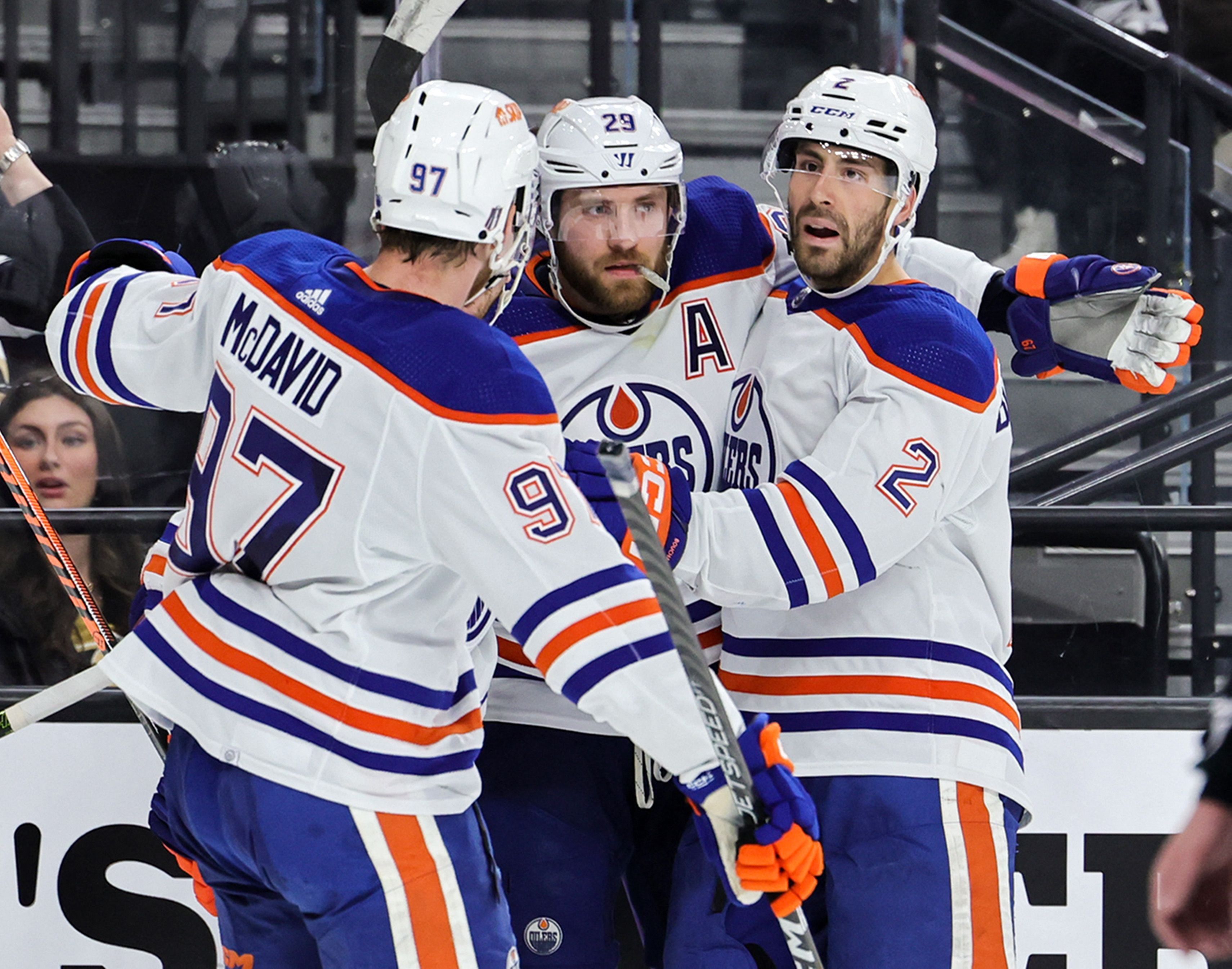 Connor McDavid #97, Leon Draisaitl #29 und Evan Bouchard #2 jubeln während der Partie gegen Las Vegas.
