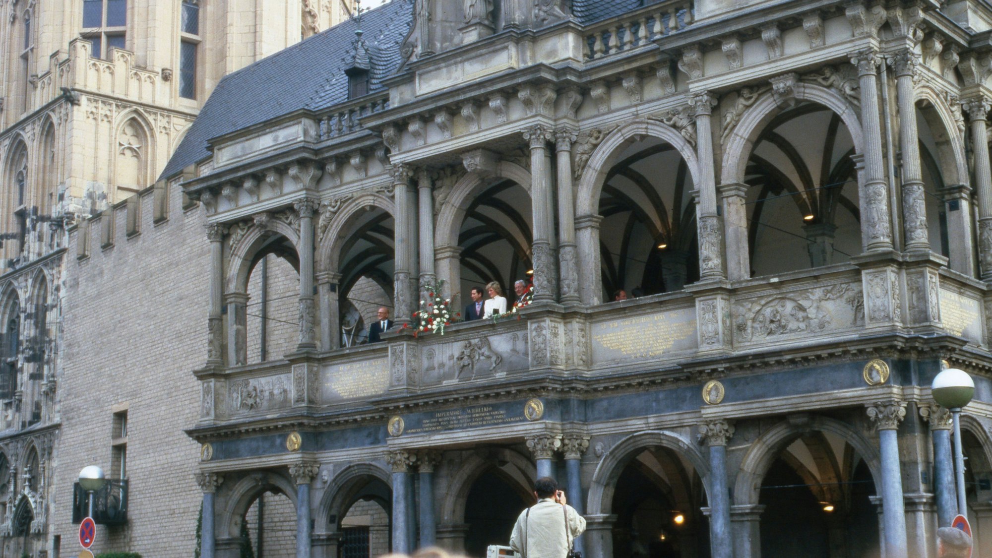 Charles und Diana in Deutschland Prinz Charles und Prinzessin Diana beim Besuch in Deutschland 1987, hier winken die beiden mit Oberbürgermeister Norbert Burger vom Balkon vom Historischen Rathaus in Köln.