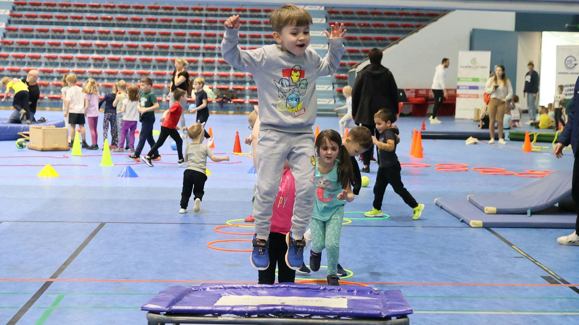 Hoch hinaus ging es für die Kinder in der Schwalbe-Arena beim Sprung auf dem kleinen Trampolin.