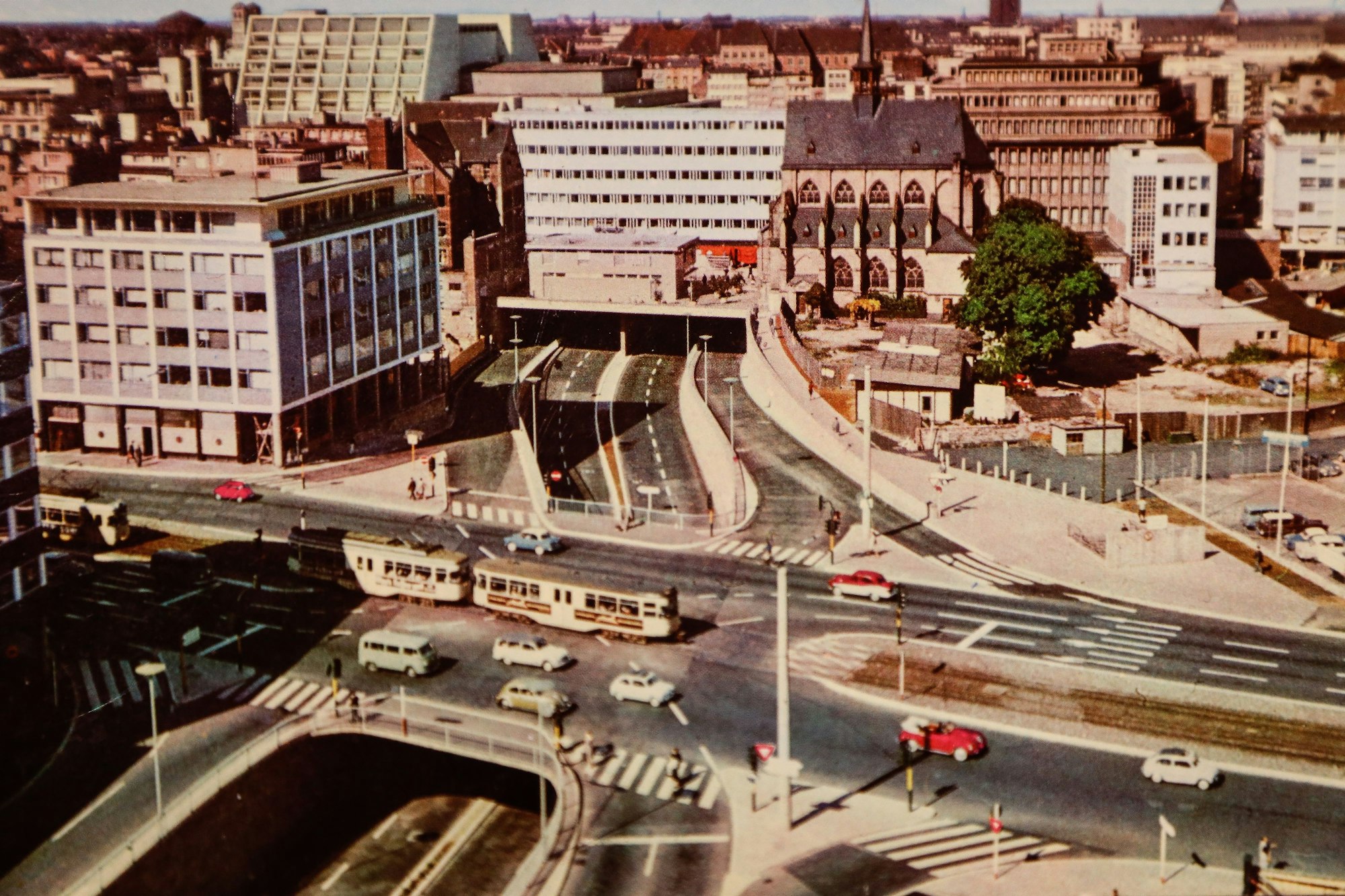 Postkarte aus den 60er Jahren: Das markante Voegels-Haus steht an der Cäcilienstraße gleich neben dem neuen Tunnel der Nord-Süd-Fahrt.