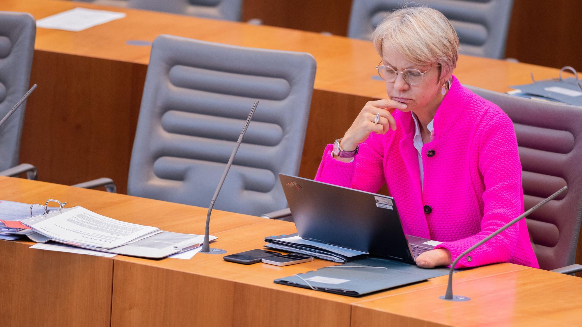 Dorothee Feller (CDU), Ministerin für Schule und Bildung des Landes Nordrhein-Westfalen, sitzt im Plenum des Landtags.