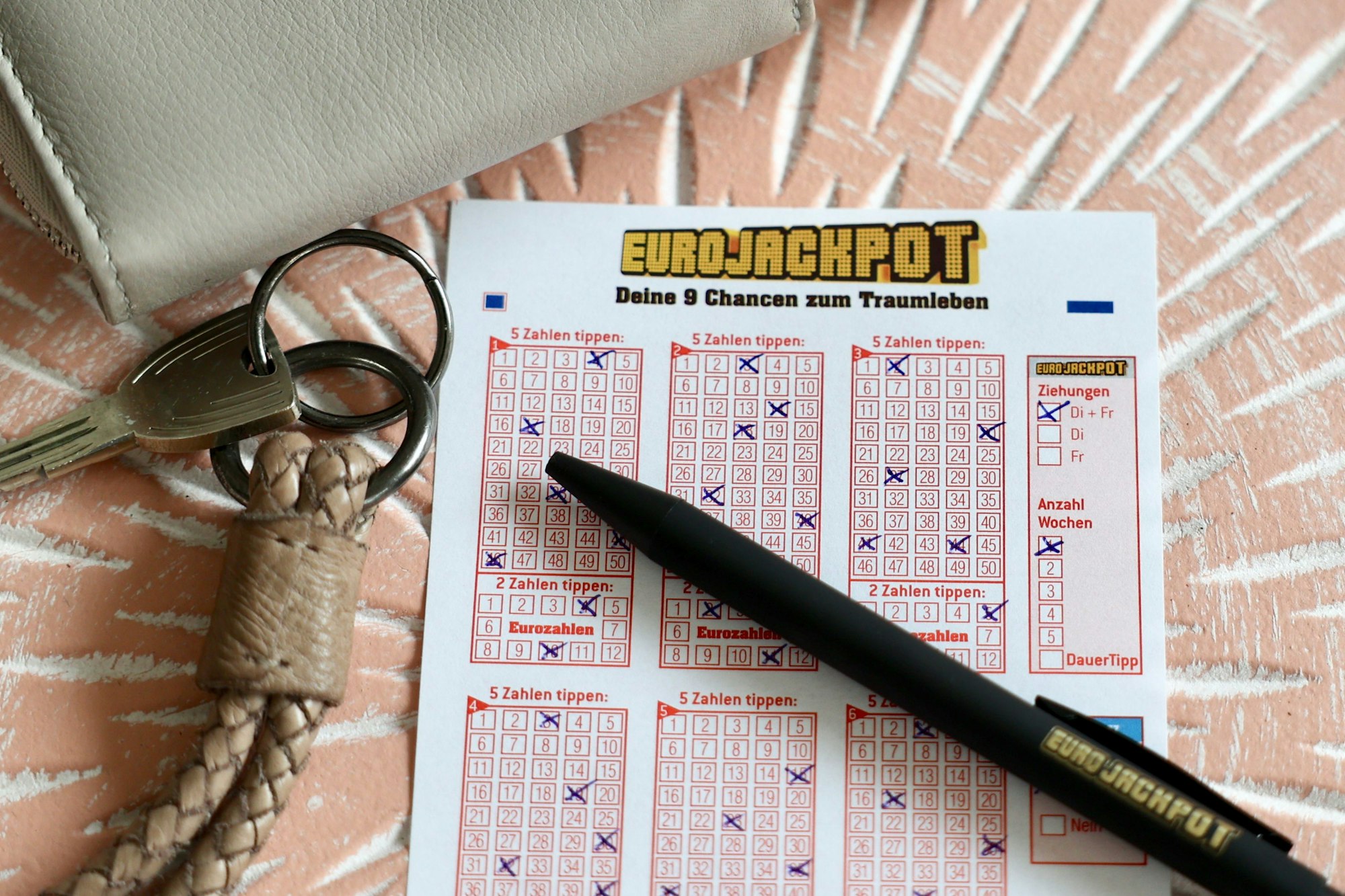 Eurojackpot Lottoschein auf dem Tisch
