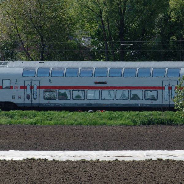Ein IC steht nach einem Zugunglück bei Hürth auf den Schienen nahe dem Unfallort. Zwei Arbeiter sind bei einem Zusammenstoß mit dem Zug getötet worden.