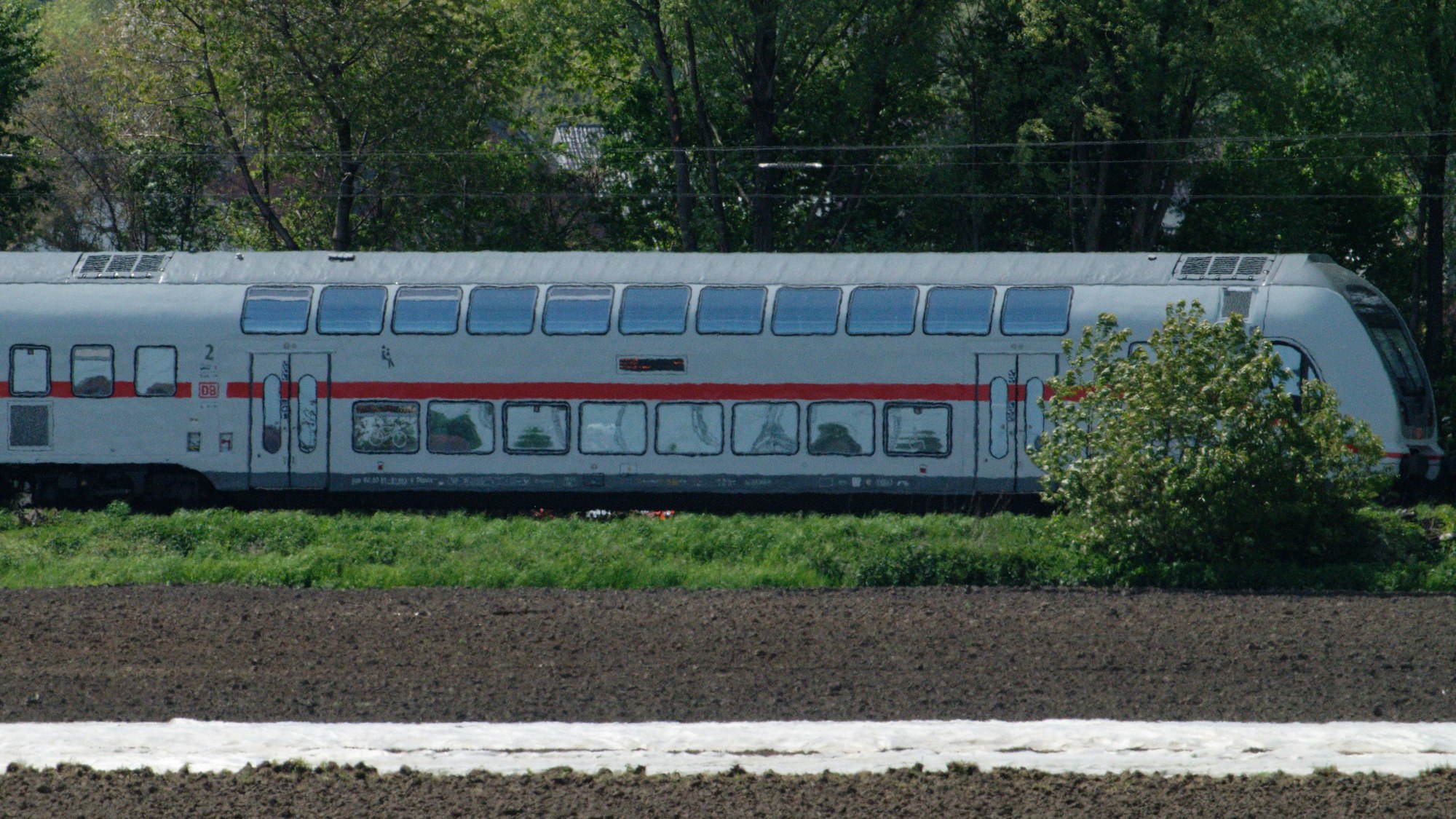 04.05.2023, Nordrhein-Westfalen, Hürth: Ein Zug steht auf der Bahnstrecke nahe des Unfallortes. Der Zug ist in eine Gruppe von Arbeitern gefahren. Bei dem Unfall in Hürth bei Köln sind am Donnerstag nach Angaben der Bundespolizei zwei Menschen ums Leben gekommen. Nach ersten Ermittlungen war ein Zug in eine Gruppe von Arbeitern gefahren. Foto: Henning Kaiser/dpa +++ dpa-Bildfunk +++