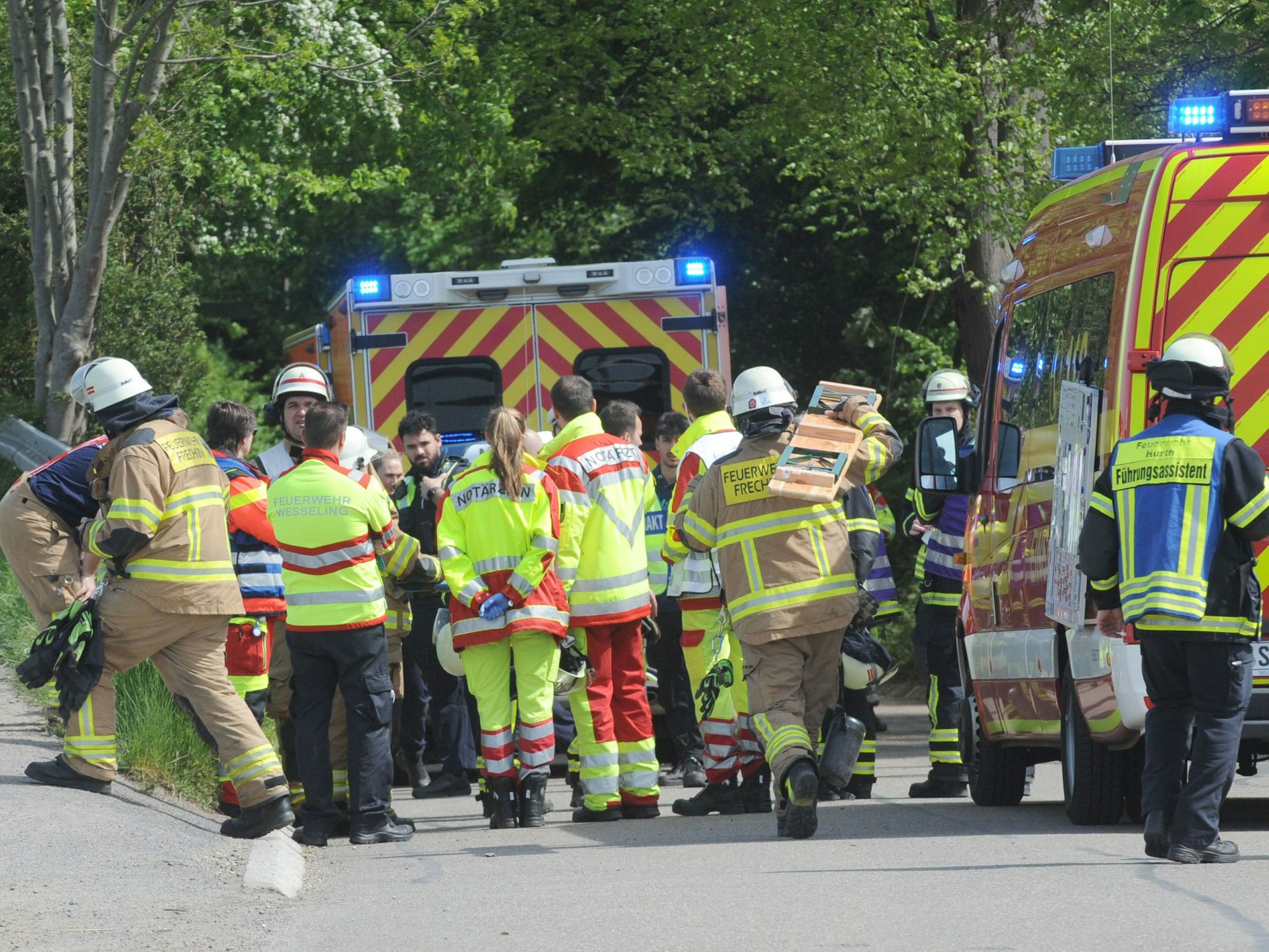 Das Bild zeigt mehrere Rettungskräfte an der Einsatzstelle.