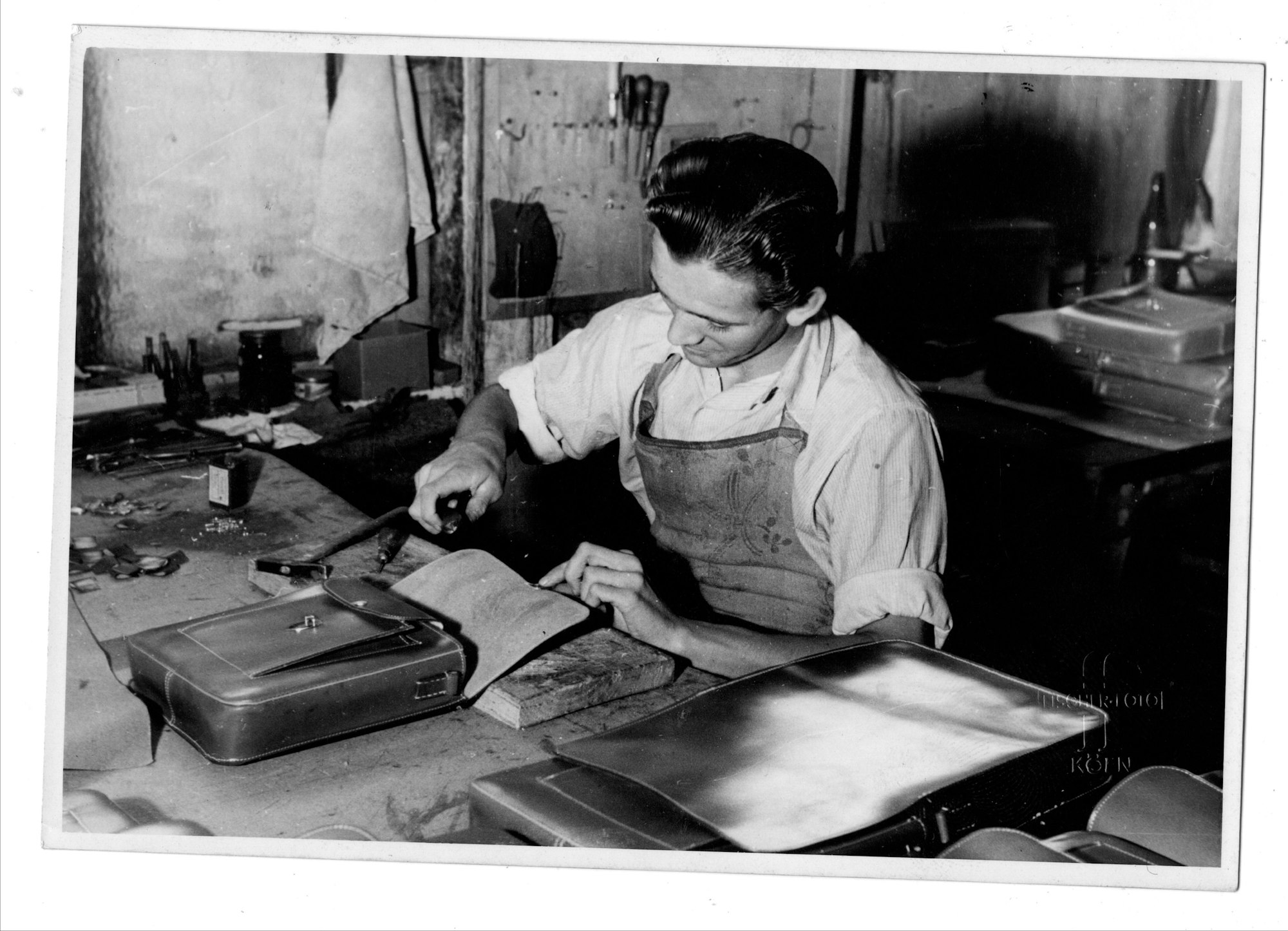 Ein Mitarbeiter fertigt mit der Hand eine Tasche, Foto von 1958